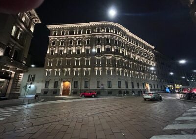 Illuminazione luce LED calda facciata palazzo Milano corso Italia lavoro outdoor giardino esterno impianto elettrico pronto intervento
