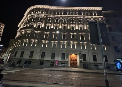 Illuminazione luce LED calda facciata palazzo Milano corso Italia lavoro outdoor giardino esterno impianto elettrico pronto intervento
