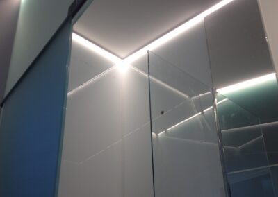 Impianto illuminazione LED Milano con strisce soffitto colore freddo lavoro domotica