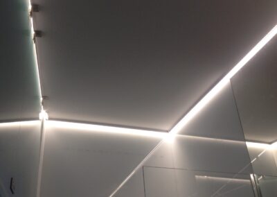 Impianto illuminazione LED Milano con strisce soffitto colore freddo lavoro domotica