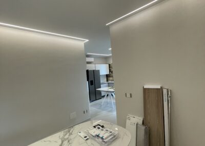 Impianto illuminazione LED Milano Cologno Monzese con strisce soffitto colore freddo lavoro cucina domoticaristrutturazione