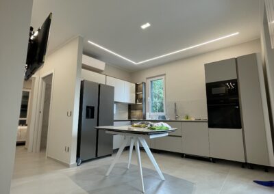 Impianto illuminazione LED Milano Cologno Monzese con strisce soffitto colore freddo lavoro cucina domotica ristrutturazione