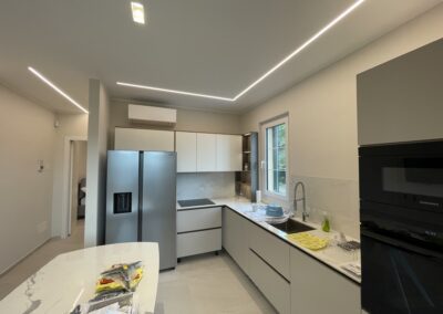 Impianto illuminazione LED Milano con strisce soffitto colore freddo lavoro cucina domotica